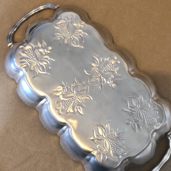 Vintage aluminum serving tray with handles. - Picture 5 of 6